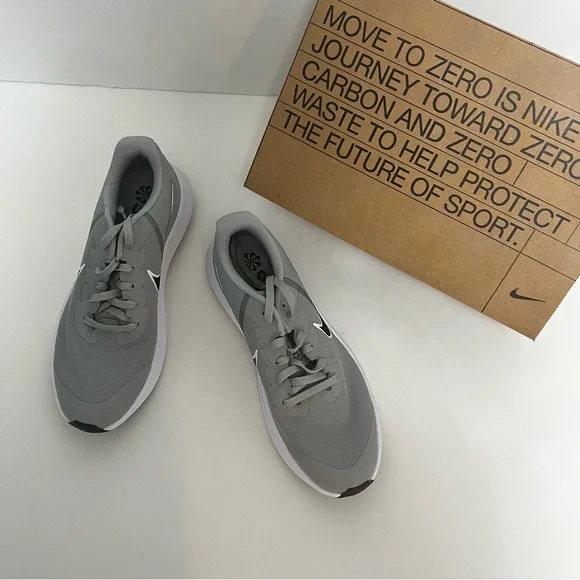 Nike Star Runner Sneaker -Big Kids Size 7M New In Box Light